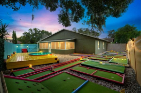 Groovy Funhouse Getaway - 4 bdrm near Legoland